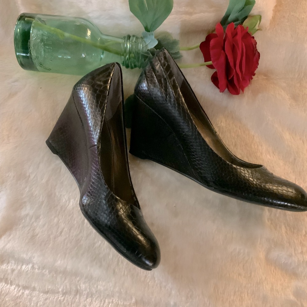 NWOT BANDOLINO - Black wedge round toe wedge pumps. Sz 6